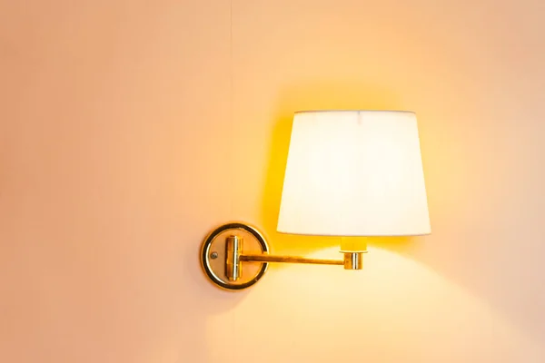 Belle lampe et ampoule sur décoration murale intérieure — Photo