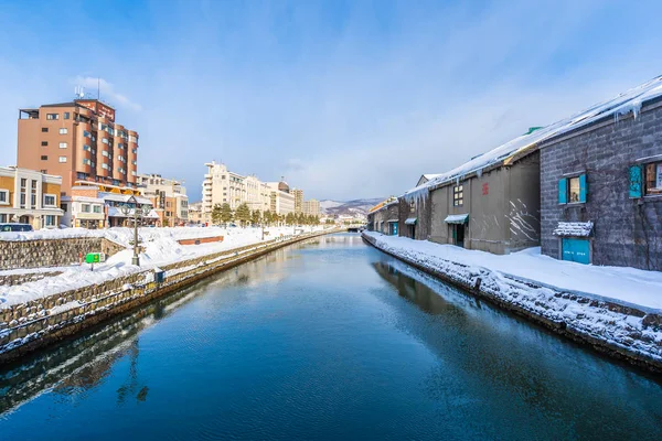 Beautiful landscape and cityscape of Otaru canal river in winter — Stock Photo, Image