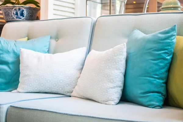 Kényelmes párnát a kanapé szék dekoráció belső — Stock Fotó