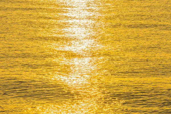 Hermoso paisaje marino de luz solar en el mar y el agua del océano — Foto de Stock