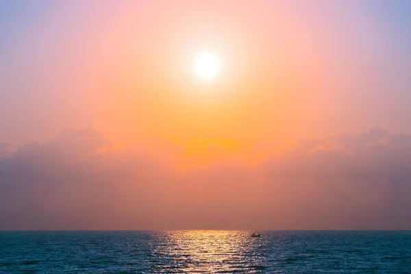 일몰이 나 일출 t와 함께 하늘에 바다 바다의 아름 다운 풍경 — 스톡 사진