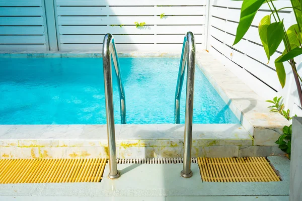 Krásný venkovní bazén v hotelovém letovisku se schodištěm — Stock fotografie