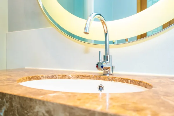 Роскошь воды и украшения раковин в ванной — стоковое фото
