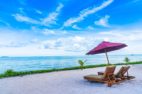 Hermoso paisaje de playa mar océano con cubierta de silla vacía y —  Fotos de Stock