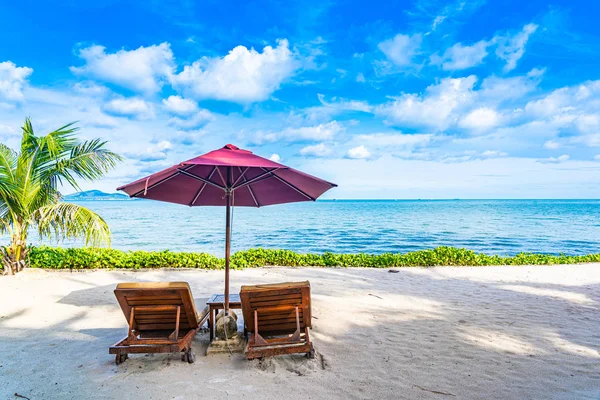 Hermoso paisaje de playa mar océano con cubierta de silla vacía y — Foto de Stock