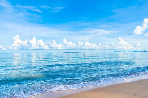 Beyaz bulut mavi gökyüzü ile güzel tropikal plaj deniz Okyanusu ve — Stok fotoğraf