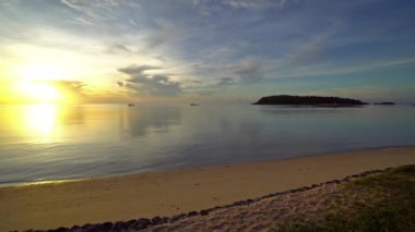 Güzel dalgalı denizin sakin görüntüleri.