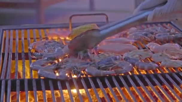 Imágenes Cerca Camarones Carne Asada Parrilla — Vídeo de stock