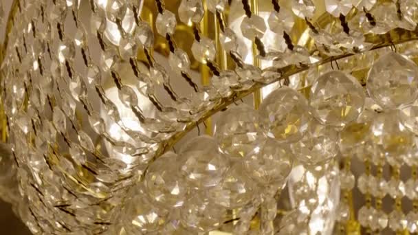 室内装饰精美豪华水晶吊灯的镜头 — 图库视频影像