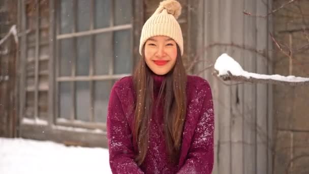Gelukkig Aziatische Vrouw Spelen Met Sneeuw Buiten Door Houten Huisje — Stockvideo