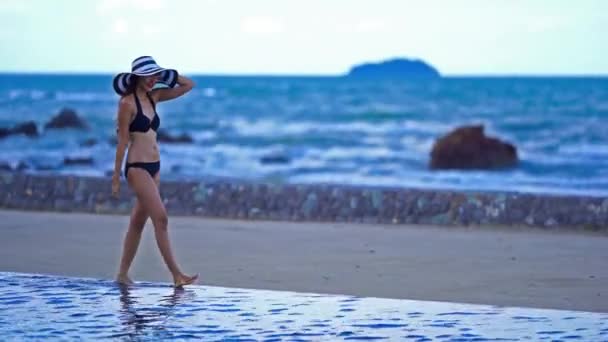 Πλάνα Από Όμορφη Ασιάτισσα Γυναίκα Χαλαρώνοντας Στην Παραλία Κατά Διάρκεια — Αρχείο Βίντεο