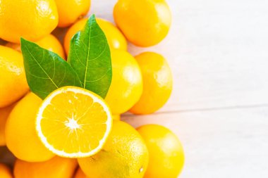 Taze portakal meyve masada