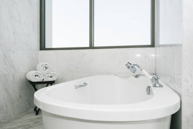 Güzel lüks beyaz küvet banyo iç dekorasyonda