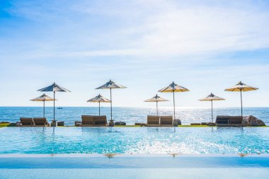 Deniz okyanus üzerinde sky şemsiye ve sandalye ile güzel manzara 