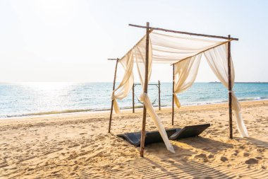 Sandalye şemsiye ve sk güzel plajı deniz okyanusta lounge