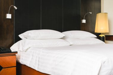 Güzel lüks rahat beyaz yastık ve battaniye yatakta zekâ