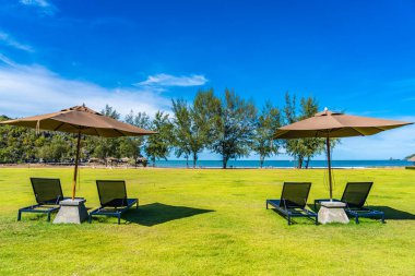 Şemsiye ve c ile deniz ve plaj güzel açık manzara