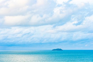 Beyaz bulut ile güzel panoramik manzara veya deniz manzarası okyanus