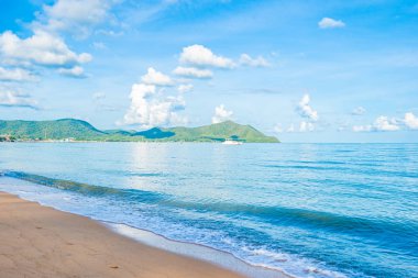 Beyaz bulut mavi gökyüzü ile güzel tropikal plaj deniz Okyanusu ve