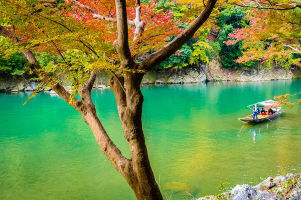 Belo rio Arashiyama com árvore de folha de bordo e barco ao redor — Fotografia de Stock