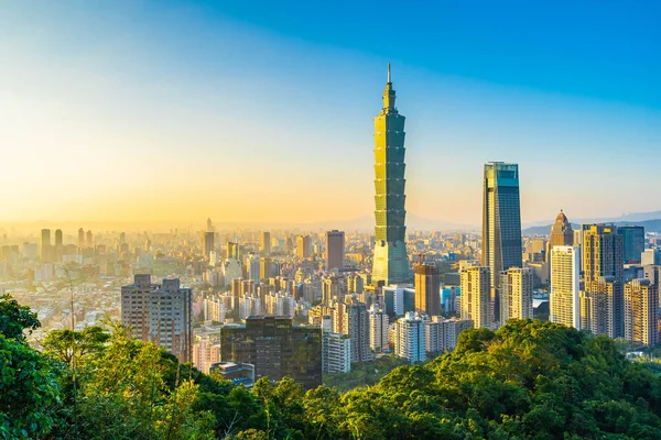 Wunderschöne landschaft und stadtbild von taipei 101 gebäude und bogen — Stockfoto