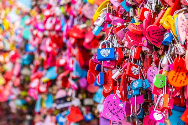 Soul, Jižní Korea 6 prosince 2018: láska klíč na hoře namsan — Stock fotografie