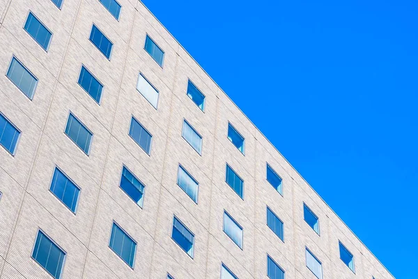 Bel immeuble de bureaux d'architecture avec windo en verre — Photo