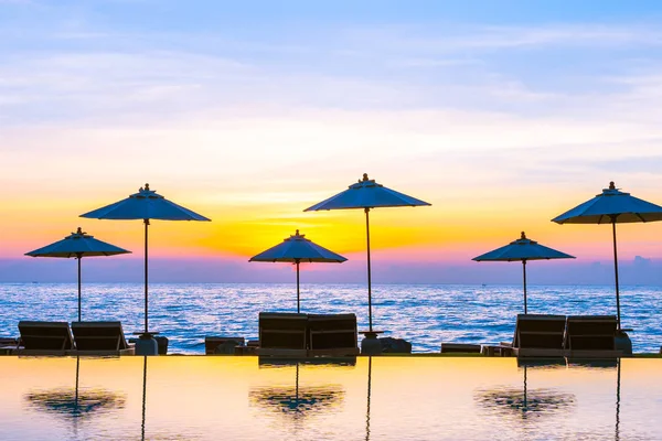 Sonnenschirm und Liegestuhl rund um das Schwimmbad im Resort Hotel für leis — Stockfoto