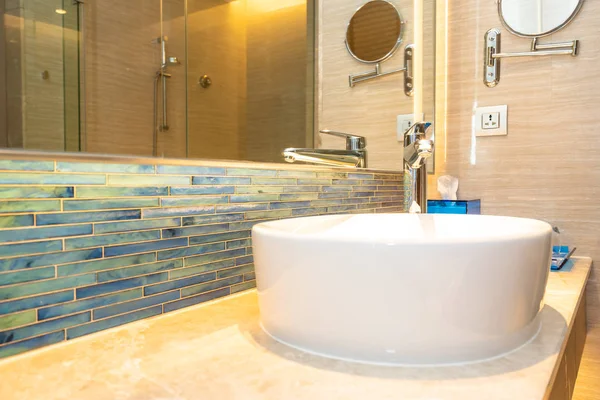 Su musluk ve banyo iç dekorasyonda beyaz lavabo — Stok fotoğraf