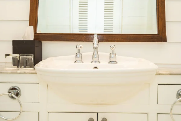 Csap víz és mosogató dekoráció a fürdőszobában — Stock Fotó