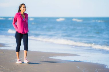 Portre güzel genç Asyalı kadın çalışan ve t üzerinde egzersiz