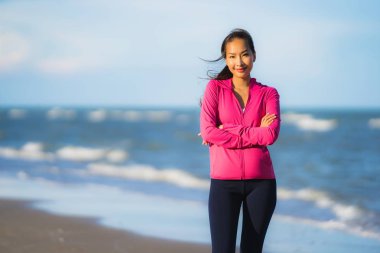 Portre güzel genç Asyalı kadın çalışan ve t üzerinde egzersiz