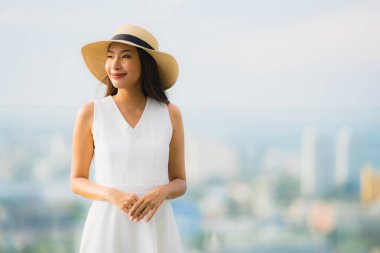 Portre güzel genç Asyalı kadın mutlu gülümseme ro üzerinde Relax