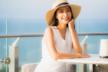 Portre güzel genç Asyalı kadın gülümsemek mutlu gökyüzü Bar 