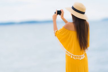 Portre güzel Asyalı kadın gülümsemek mutlu boş şapka giymek