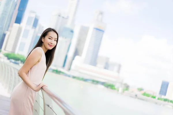 Hermosa mujer asiática sonrisa y feliz de viajar en singapore cit — Foto de Stock