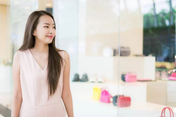 Hermosa mujer asiática sonrisa y feliz en el centro comercial — Foto de Stock