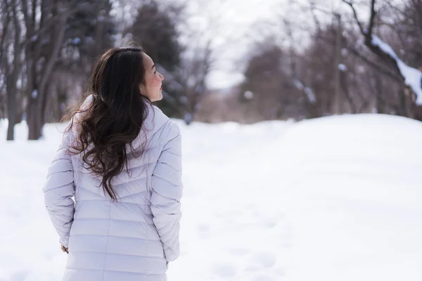 Hermosa joven asiática mujer sonriendo feliz para viajar en la nieve ganar —  Fotos de Stock