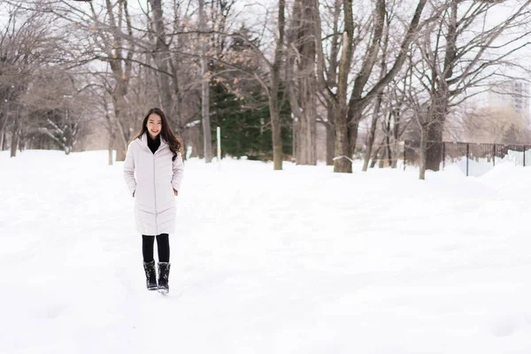 Bela jovem ásia mulher sorrindo feliz para viagem no neve ganhar — Fotografia de Stock