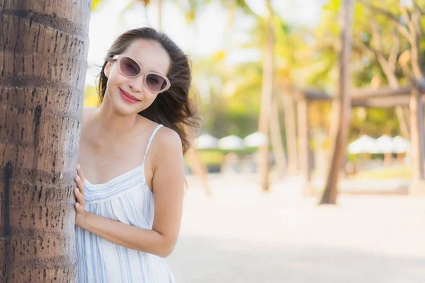 Retrato bonito jovem asiático mulher feliz sorriso relaxar ao redor ne — Fotografia de Stock