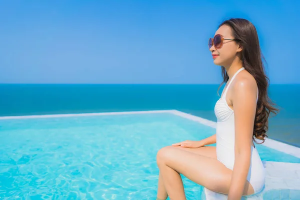 Retrato bonito jovem asiático mulher feliz sorriso relaxar em swimmi — Fotografia de Stock