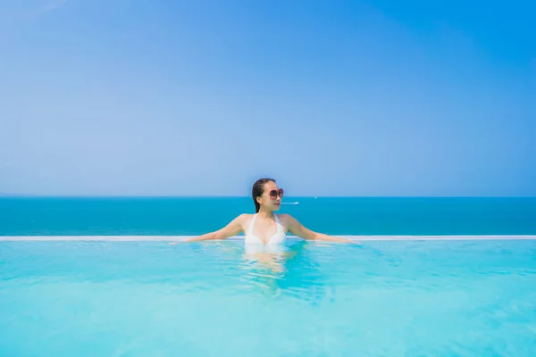 Retrato bonito jovem asiático mulher feliz sorriso relaxar em swimmi — Fotografia de Stock