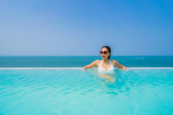 Retrato bonito jovem asiático mulher feliz sorriso relaxar em swimmi — Fotografia de Stock