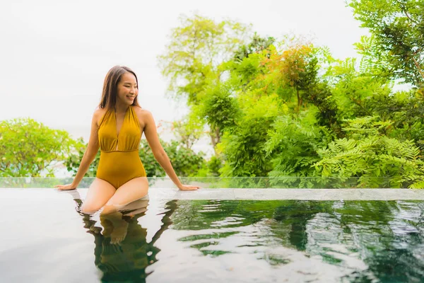 Retrato hermosa joven asiática mujer relajarse ocio en la natación p — Foto de Stock