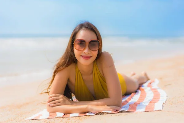 Ritratto bella giovane donna asiatica sorriso felice sulla spiaggia an — Foto Stock