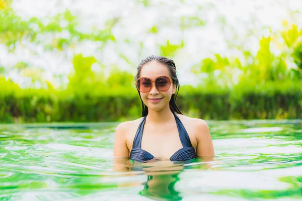 Retrato bela jovem asiática mulher na piscina em torno de quente — Fotografia de Stock