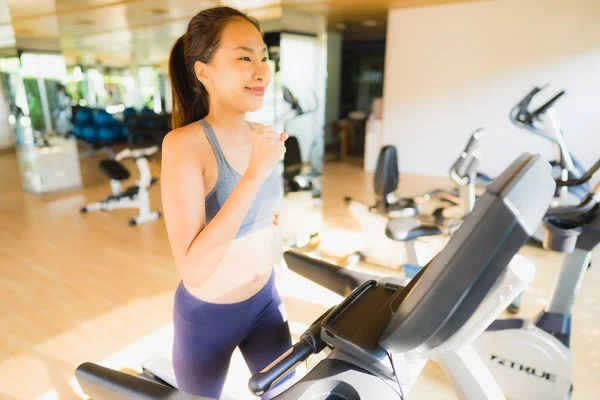 Ritratto donna asiatica esercizio e allenamento correndo in palestra — Foto Stock