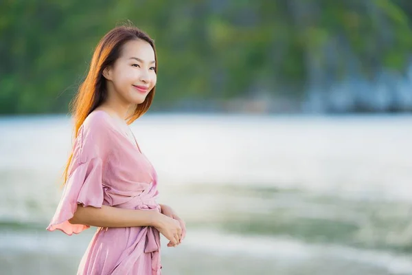 Portrétní Mladá krásná asijská žena chodí úsměvem a šťastně na — Stock fotografie