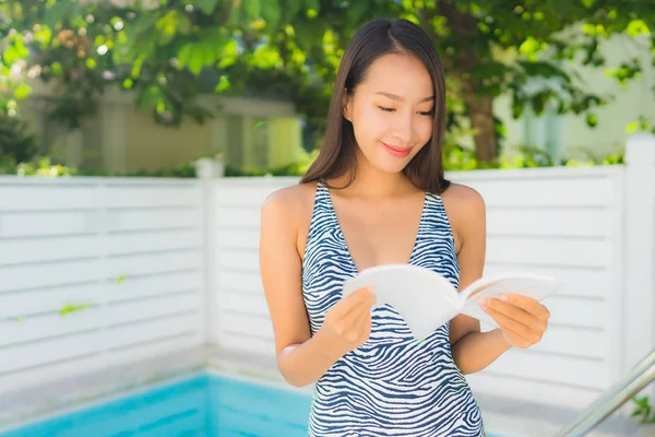 Portrait belle jeune femme asiatique sourire heureux avec lecture bo — Photo