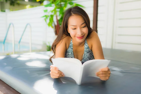 Retrato hermosa joven asiática mujer feliz sonrisa con lectura bo —  Fotos de Stock